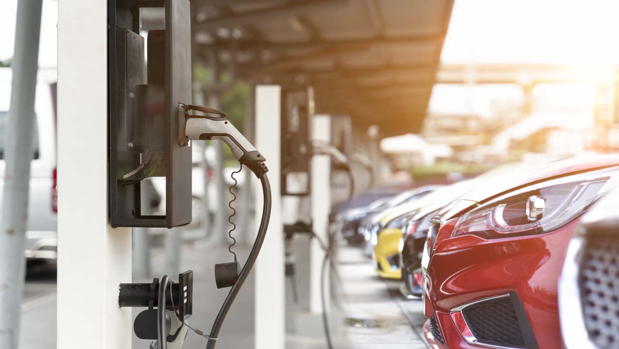 Eine E-Ladesäule an einer Tankstelle